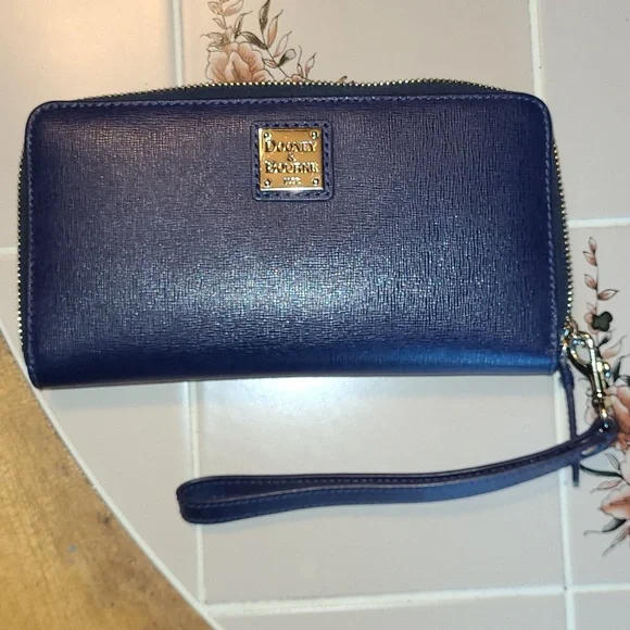 Dooney & Bourke Navy Blue Large Wristlet-Pre-loved. - Picture 2 of 12